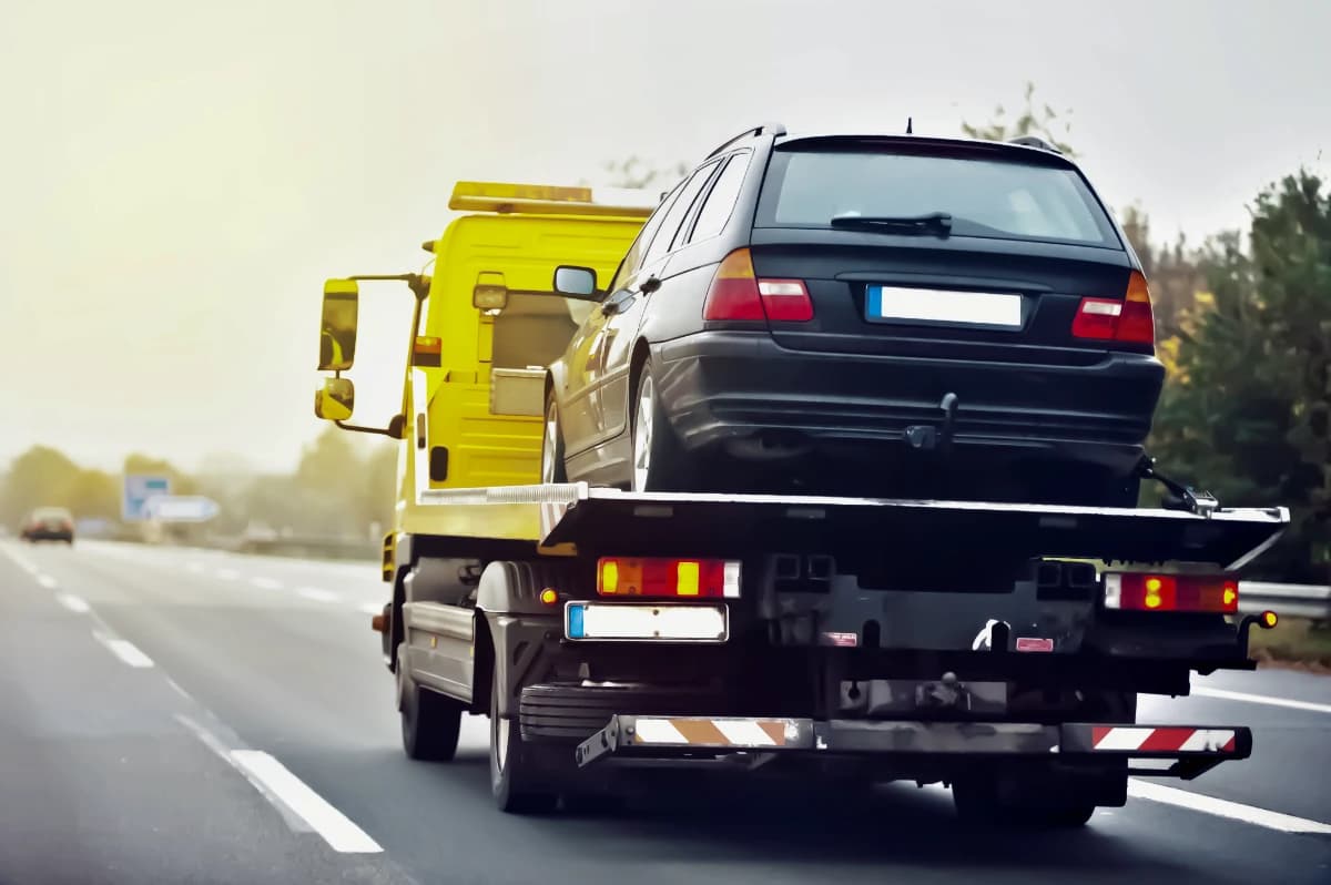 Épaviste Paris en train de dépanner et remorquer une voiture hors d’usage
